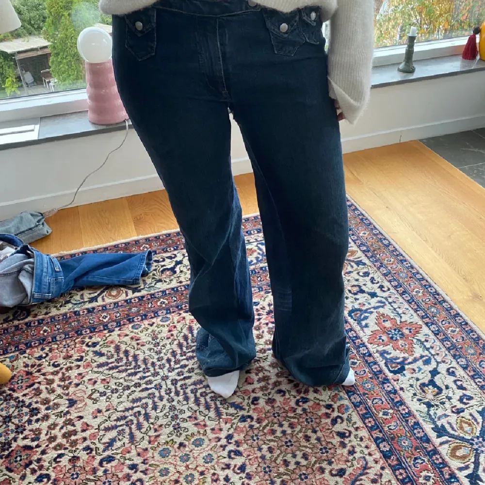 Så fina jeans med detaljer, bra i längd för mig som är 175 💛💛bilderna är lånade från förra ägaren . Jeans & Byxor.