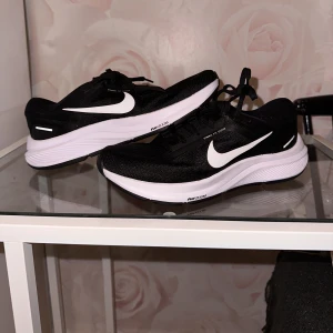Träningsskor Nike  - Nypris 999kr, endast använda en gång 