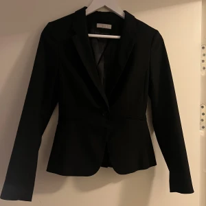 Kavaj från zara  - Figursydd kavaj från zara använd en gång 