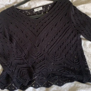Stickad tröja - Säljer min fina svart tröja då den inte används☺️