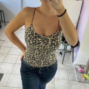 Leopard topp - cool leopard topp med smala band. Dubbelt tyg vid bysten så man behöver ej bh under. Köparen står för frakt☺️