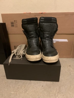 Rick owens 2011 geobaskets - Gamla versionen av geobaskets från 2011 typ köpte på grailed är authenticated size 41 men passar en 42 bäst allting är funktionellt med skon