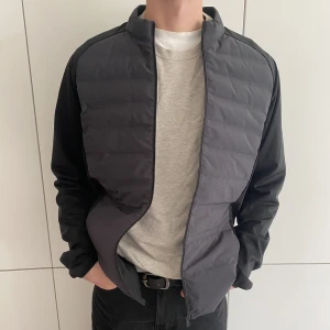 Sail Racing Hybrid Jacka - | Skick: 9/10 | Nypris: 3000kr | Storlek: L | Fungerar grymt som mellanlager till vintern. Modellen är 187cm lång.