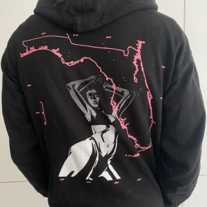 POUYA Florida Thang - merch 2018 - | Official Pouya Merch | Storlek: M | Skick: 7/10 | Fit: Oversized | Modell mått: 187cm | En tuff Pouya hoodie från ett merch drop 2018. 