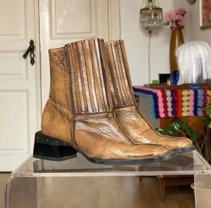 Brown leather boots🧸🪐 - Unique vintage boots with square toe and metal details, stretchy fabric on the inside for easy slip on! Good condition, I love them but they don’t fit me unfortunately🫶🏼