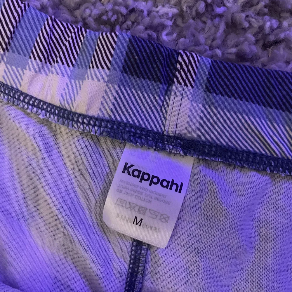 Säljer ett par helt oanvända pyjamasbyxor från Kappahl. Lappen finns kvar och allt. Jättefina och sköna. Skriv privat för funderingar. Nypris är 299kr💕 Pris kan diskuteras.. Jeans & Byxor.