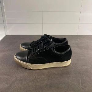 Lanvin - Ett par lanvin skor i size 6 som motsvarar 42. Skicket är 8/10 det är endast en liten repa på torboxen på vänstra skon. Inget og. Hör av er vid flera frågor.