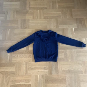 146/152 TRÖJA  - Nu säljer jag denna fina tröja pga att den är för liten💕 Inga hål eller liknande. 120kr + frakt🚚📦  !tryck INTE på köp nu!