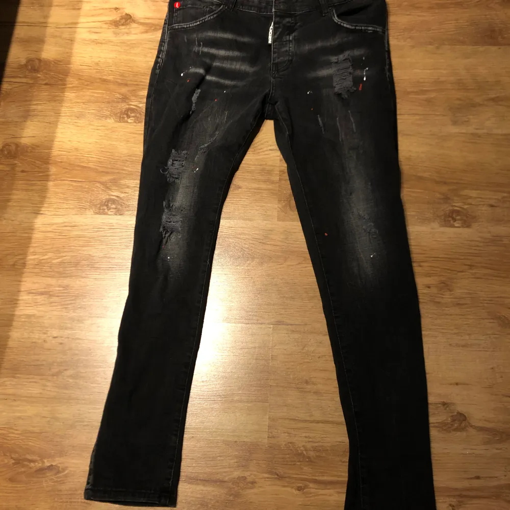 Dsquard jeans i strl 34, ny skick. Nästan helt nya. Köpta för 1500 rea och säljs endast för 449 priset kan gå och sänkas.. Jeans & Byxor.