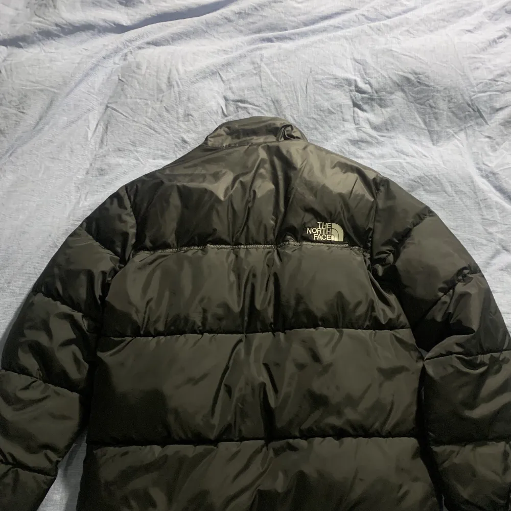 Säljer nu även min andra north face nupste 1996 700 jacka. Den är i storlek M och är riktigt puffig och varm inför vintern. Skicket är väldigt bra förutom ett litet hål på höger arm som knappast är synligt (se bild). Priset kan diskuteras vid snabb affär.. Jackor.