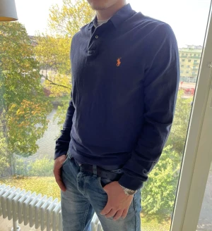 Ralph lauren long sleeve  - Long sleeve bra sick 8/10  Modellen är 181-183 cm lång  Vikt 78-80 kg  Vårt pris= 399kr Ny pris=1300kr Storlek M-L passar båda men skulle säga mest L.  Skriv om du har funderingar?😄