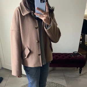 Kappa - Jätte snygg beige kappa från GANT i super bra skick💗💗Säljer då jag vill ha en annan färg!! Köptes för ca 4000kr men säljer för 1900💕💗