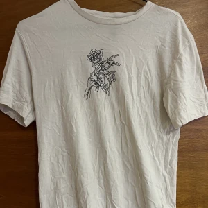 T-shirt skelett - En jätte fin t-shirt men coolt tryck både fram och baktill, tyvärr aldrig kommit till användning.