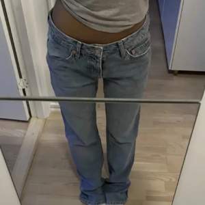 Nya icon jeans i storlek XS som köptes för 400 men säljes för endast 100 kr. Jeansen är i nyskick. Möts upp i Stockholm eller fraktas.   Första bilden lånad. 