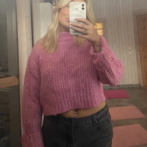 Stickad tröja  - Stickad tröja från Gina Tricot 🥰nypris 400kr men säljer för 70kr! Storlek XS 