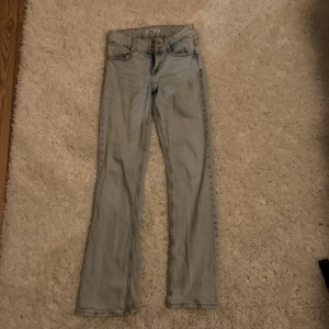 Low waist jeans - Fin passform men för små för mig nu och har satt in snören för hade en smalare midja så ville dra ihop det men det går att sy igen ju