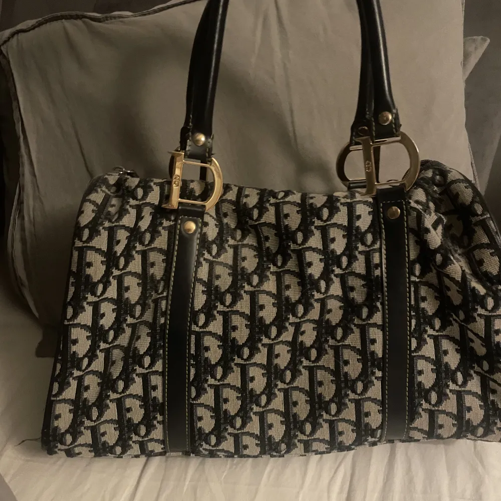 Intresekoll på min dior väska!! Den är en gammal modell som är super fin! Den är lite använd men såå fin endå! Säljer då jag inte använder alls🫶 i modellen bowling cloth handbag . Väskor.