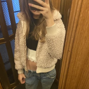 Teddyjacka - Säljer den pga lite liten men den är i fullt bra skick!❤️