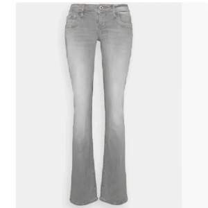 grå ltb jeans i fint skick 💗 helt perfekta nu till hösten/ vintern! är även öppen för att byta till ett par i storlek 31,30/30,32 (inte min bild) 