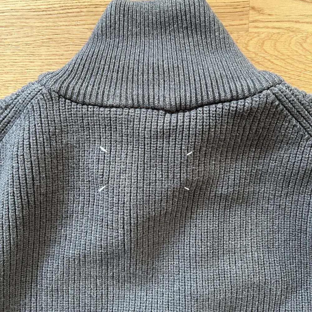 1:1 maison margiela tröja. Otrolig kvalite på denna tröja. Säljer för den var för stor för mig. Skick 10/10. Tröjor & Koftor.