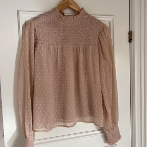 Blus - Jättesöt, gammelrosa, blus från Na-Kd. Färgen beskrivs bäst i första bilden.