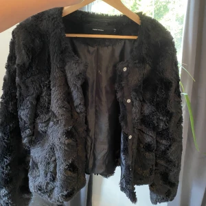 Pälsjacka - Säljer denna näst intill oanvända pälsjacka nu till hösten! Strl S men passar både mindre och större 💗