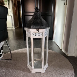 Ljuslykta  - Ljuslykta som är 82cm i höjd och 33cm bred   Priset kan diskuteras vid snabb affär hämtas i Bagarmossen