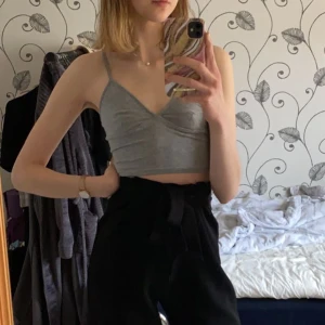 Grå topp - En grå lite kortare topp från H&M (divided)! Supersöt men tyvärr för liten 🤍