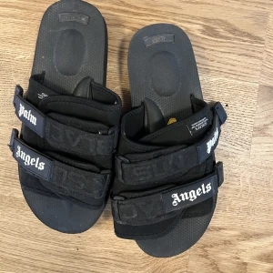 Palm angels tofflor - Ett par schyssta Palm angels tofflor jag ej använder längre 