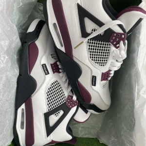 Air Jordan 4 ”PSG” - Säljer dessa 4or (nyskick) i storlek 42.5. Köpta från Sneakersnstuff när de släpptes. Kostar ca 5000-6000kr på de flesta ställena (stockx etc). Skriv vid intresse eller övriga frågor!