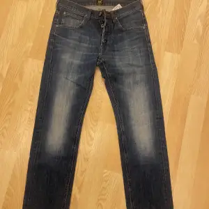 Fina mörka Lee jeans. Väldigt fint skick. W29/L32 