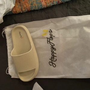 Happyflops storlek 38/39 - Beställde dom i fel storlek. Och gick inte o skicka tillbaka då dom hade fel med frakt. Nypris 299