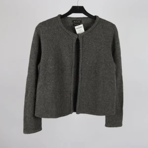 Grå Massimo Dutti kofta - Fin Massimo Dutti kofta i bra skick, kashmir blandning💓 säljer då det inte riktigt är min stil längre, skriv för egna bilder. Tryck på köp nu om ni vill köpa!!