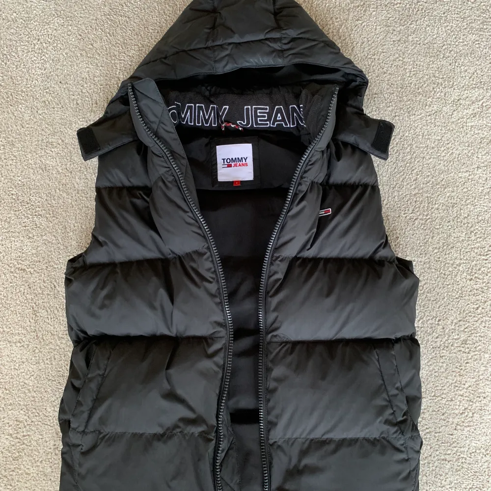 Tommy Hilfiger dunväst svart i storlek S. Knappt använd så superbra skick. Nypris 2149kr. Takit.