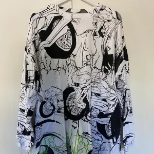 Billie Eilish långärmad tröja som släpptes i en kollektion med bershka. 