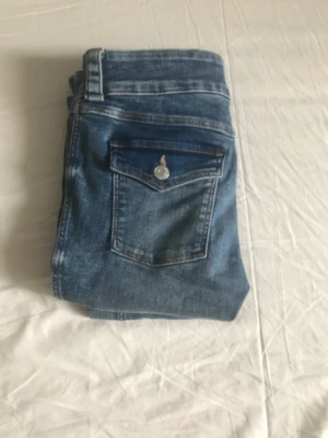 Low waist jeans bootcut  - Säljer mina älskade low waist jeans! De har sparsamt använda men säljer pga att jag inte passar i de. De går hela vägen ner på mig som är 159cm❤️ storlek 170 från h&m