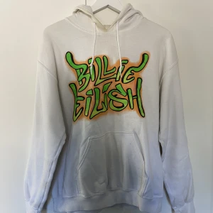 Billie Eilish hoodie - Billie Eilish original hoodie köpt på hennes hemsida. Lite skitig vid halsen men det går nog att tvätta bort!