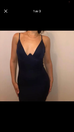 Klänning helt ny  - Säljer en helt ny klänning i marinblå.  Klänningen har aldrig använts. Prislapp kvar.  Storlek 36 