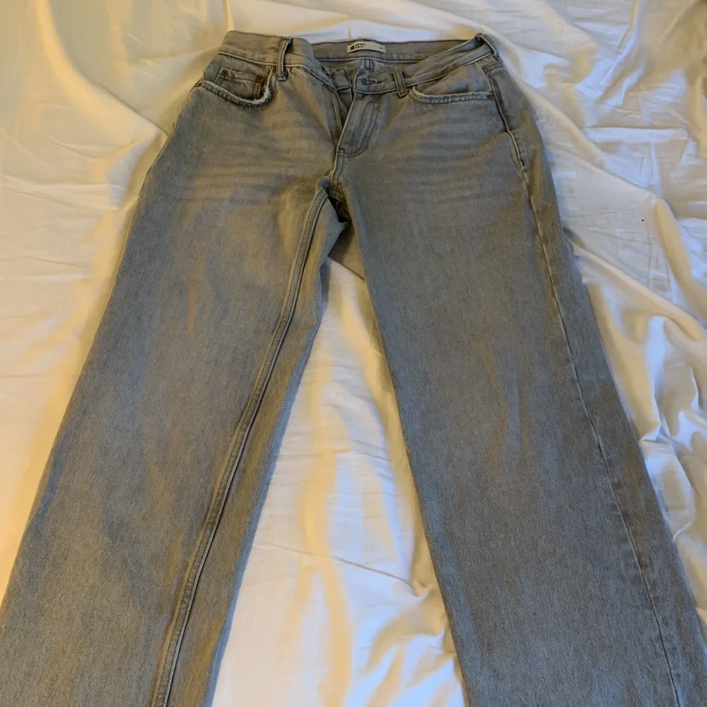 Super snygga lågmidjade gråa jeans i storlek 34, knappt använda. Jeans & Byxor.