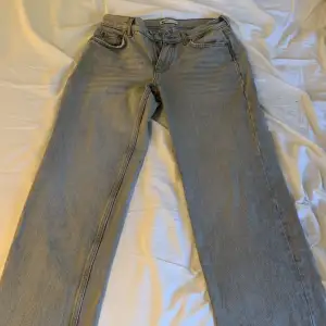 Super snygga lågmidjade gråa jeans i storlek 34, knappt använda