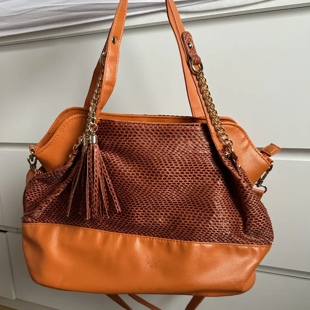 Cool orange väska! Ett ytterfack med dragkedjor och flera innerfack. Medföljer ett justerbart axelremsband❤️. Väskor.