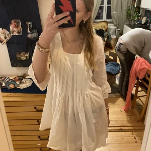 Sommar klänning  - Jätte skön och fin sommar klänning  Aningen genomskinlig i botten men inget man tänker på  Andvänt en del förut men inga skador 