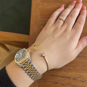 Äkta Caroline Svedbom armband ”Shell Bracelet” i färg Crystal. Vackert armband som är perfekt att matcha till andra smycken eller bära solo. Nypris 390 kr. 