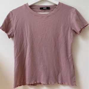 Söt T-shirt  - Jättefin T-shirt i fin färg!✨  Skriv gärna för mer info/bilder och använd gärna köp nu! ✅ 