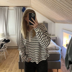 Randig tröja  - en randig tröja från bikbok🩷storlek xl men liten i storlek så skulle säga att den sitter som en m/l 