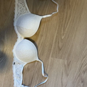 Pushup bh - Pushup med lace, osäker på exakt kupstorlek men xs/s 