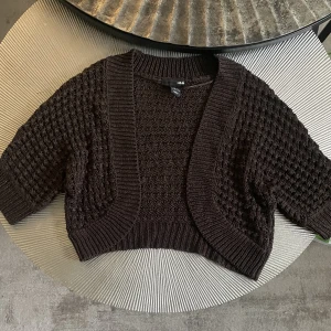 Stickad bolero/kofta - En stickad kofta i bra och nytt skick från H&M, aldrig andvända.