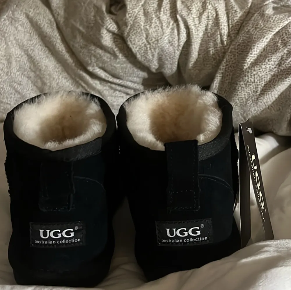 Helt nya oanvända uggs ultra mini, svarta i storlek 40 . Skor.