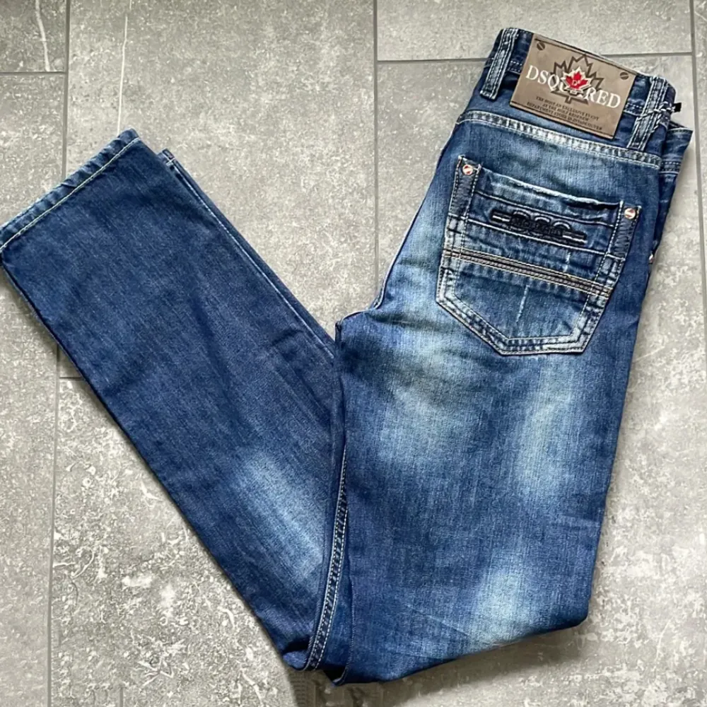 Helt nya dsquared jeans i storlek 30 skick 10/10 aldrig använda säljer dem då dem tyvärr inte passade mig! Nypris: 6000kr Går att få ner priset vid snabb affär!. Jeans & Byxor.