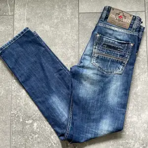 Helt nya dsquared jeans i storlek 30 skick 10/10 aldrig använda säljer dem då dem tyvärr inte passade mig! Nypris: 6000kr Går att få ner priset vid snabb affär!